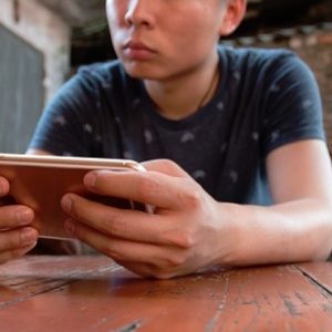 Ezena.sk – hraní na mobilu ilustrační foto